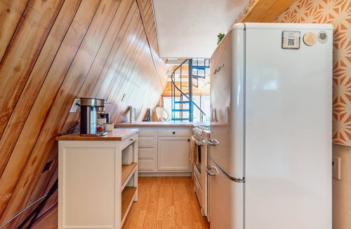 Michigan Hill Cabin | A-Frame Triangle Cabin - Hot tub - Panoramic Mountain Views