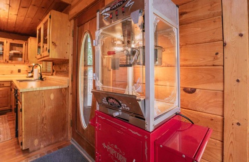 Gainesville Cabin | A-Frame w/Hot Tub, K beds +more!