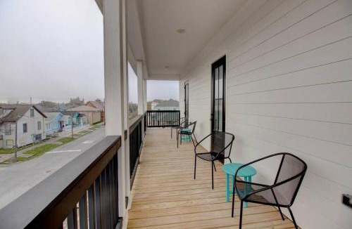 San Jacinto House | A Galveston Modern with Panoramic Views for Summer