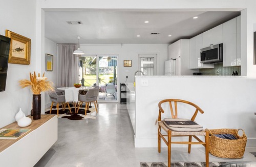 South Manchaca House | A gem in “close-in” South Austin