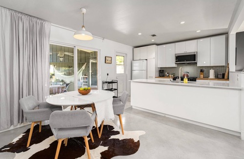 South Manchaca House | A gem in “close-in” South Austin