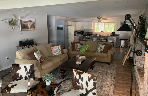 Gerald House | A Great Escape Lake Front Cottage on Waters Edge
