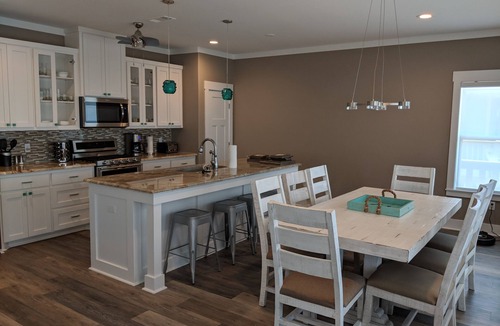 Port Bolivar House | A Great Getaway, 5⭐️, 2nd Row Home w/Great Views & Many Amenities."