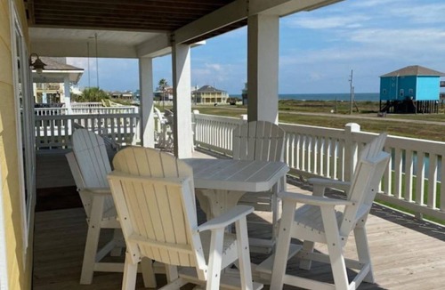 Port Bolivar House | A Great Getaway, 5⭐️, 2nd Row Home w/Great Views & Many Amenities."