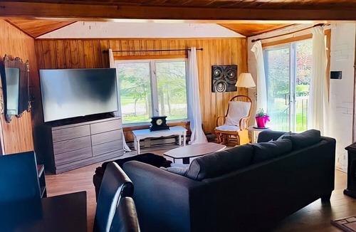The Bluff Ski Chalet | A Haven of peace on parler beach!