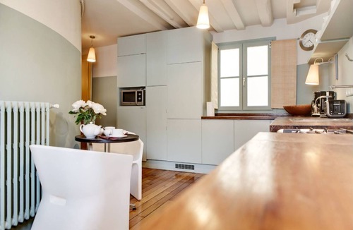 Gaillon Apartment | A HAVEN OF PEACE NEAR LOUVRE & PALAIS ROYAL!