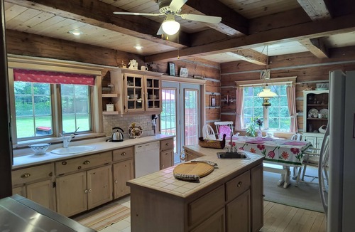 Lafontaine House | A hidden gem in Thunder Beach, Ontario - Vacation Log Home Rental (Monthly)