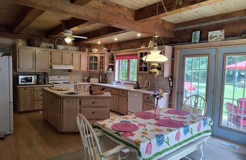 Lafontaine House | A hidden gem in Thunder Beach, Ontario - Vacation Log Home Rental (Monthly)