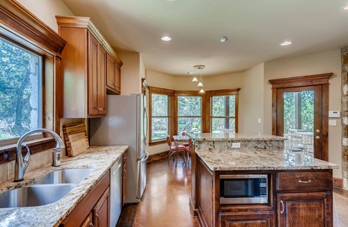 Austin House | A Hill Country Hideaway–A Perfect Spring getaway in Dripping Springs!