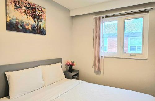 Pleasant View House | A Home Away-Cozy Guest Room in Toronto