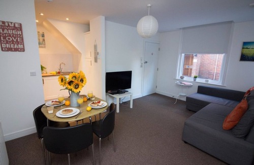 Eastleigh Apartment | A Home From Home - Spacious Comfortable Accommodation to Meet Your Needs