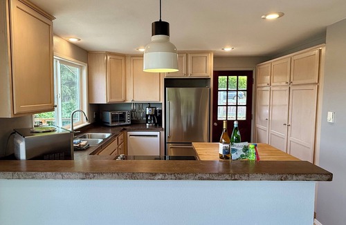 Freeland House | A Home On The Harbor- Beach, Water Views, Quiet