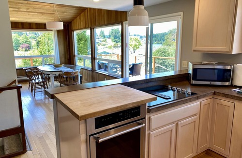 Freeland House | A Home On The Harbor- Beach, Water Views, Quiet