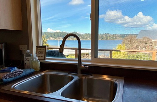 Freeland House | A Home On The Harbor- Beach, Water Views, Quiet