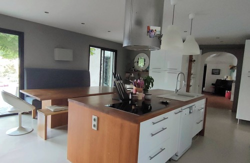 Sorgues Villa | A house bathed in light, between nature and relaxation