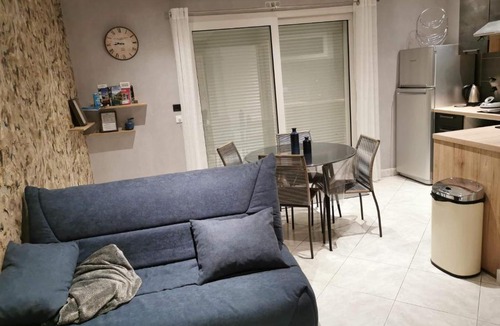 Brison-Saint-Innocent Apartment | A l instant présent