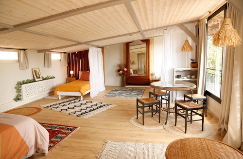 Saint-Sylvestre-sur-Lot Bed & Breakfast | À l'ombre du grand pin - Bed and breakfast on the banks of the Lot and artist's studio!