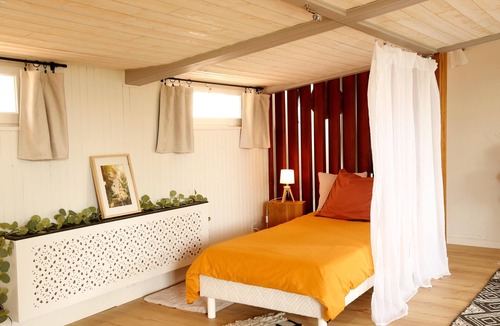 Saint-Sylvestre-sur-Lot Bed & Breakfast | À l'ombre du grand pin - Bed and breakfast on the banks of the Lot and artist's studio!
