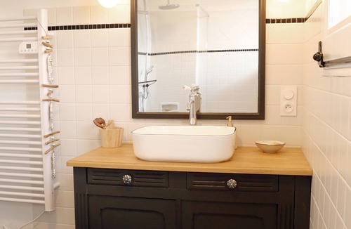 Saint-Sylvestre-sur-Lot Bed & Breakfast | À l'ombre du grand pin - Bed and breakfast on the banks of the Lot and artist's studio!