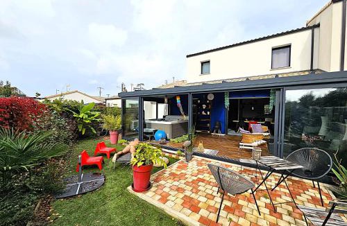 Sainte-Pazanne Bed & Breakfast | A L'OMBRE DES 2 TILLEULS maison d'hôtes adults only - naturist friendly