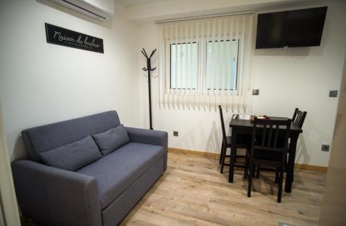 Le Pin Apartment | A L'Ombre du Pin "11" -Studio near Disneyland, parc expo and Paris, 1-2 Guests
