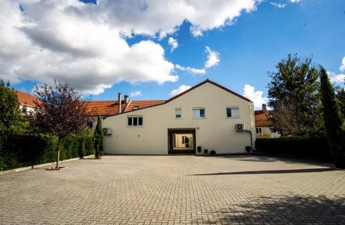 Le Pin Apartment | A L'Ombre du Pin "11" -Studio near Disneyland, parc expo and Paris, 1-2 Guests