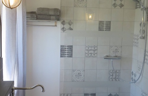 Chateauneuf-sur-Isere House | A la belle histoire