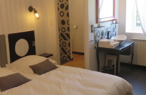 Chateauneuf-sur-Isere House | A la belle histoire