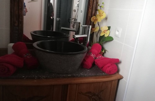 Montsoue Bed & Breakfast | A La Duvetine