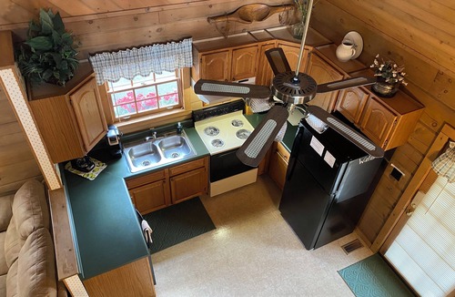 Sevierville Cabin | A+ Location 2 mi Pigeon Forge Pkwy,Not up Mtn, Hottub, Quiet,Private,SUPER CLEAN