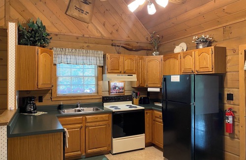Sevierville Cabin | A+ Location 2 mi Pigeon Forge Pkwy,Not up Mtn, Hottub, Quiet,Private,SUPER CLEAN
