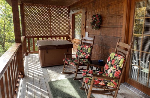 Sevierville Cabin | A+ Location 2 mi Pigeon Forge Pkwy,Not up Mtn, Hottub, Quiet,Private,SUPER CLEAN