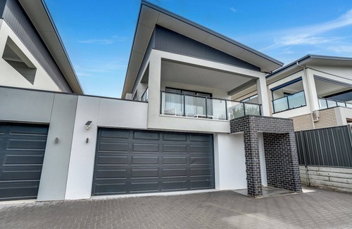 McCracken House | A+ Location | Views | Games | Balcony | BBQ+Dining