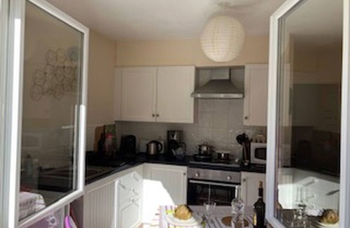 Saint-Paul-de-Fenouillet Apartment | A look at the tree planter