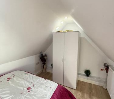 Gooshays Apartment | A Lovely and Cosy Studio Apartment