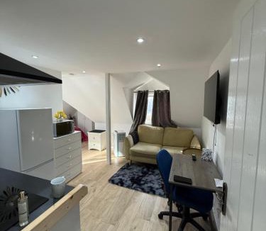 Gooshays Apartment | A Lovely and Cosy Studio Apartment