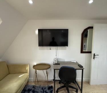 Gooshays Apartment | A Lovely and Cosy Studio Apartment