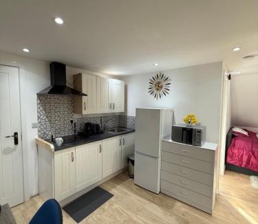 Gooshays Apartment | A Lovely and Cosy Studio Apartment