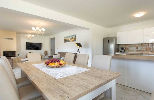 Pinezici Villa | A lovely holiday house close to the beach in Krk