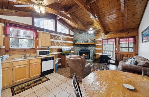 Gatlinburg Cabin | A Lover's Paradise - Cozy & Lovely