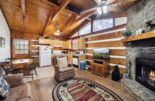 Gatlinburg Cabin | A Lover's Paradise - Cozy & Lovely