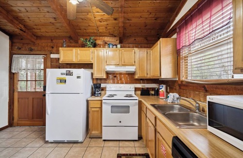 Gatlinburg Cabin | A Lover's Paradise - Cozy & Lovely