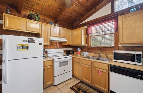 Gatlinburg Cabin | A Lover's Paradise - Cozy & Lovely