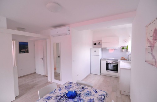 Cove Tri Zala (Zrnovo) Apartment | A - luxury apt in center, just 5min from beach