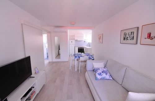 Cove Tri Zala (Zrnovo) Apartment | A - luxury apt in center, just 5min from beach