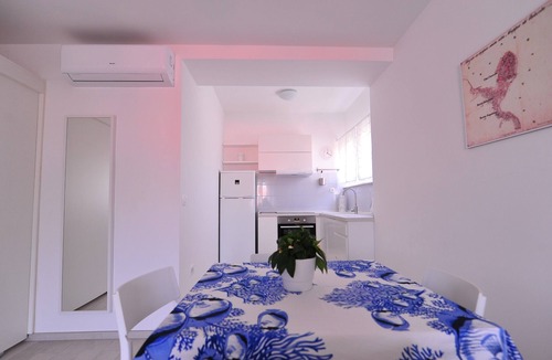 Cove Tri Zala (Zrnovo) Apartment | A - luxury apt in center, just 5min from beach