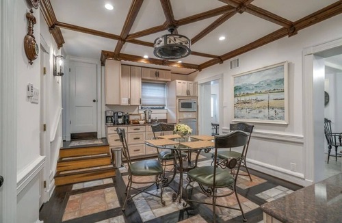 South Central Houston Villa | A luxury guest house with heated swimming pool