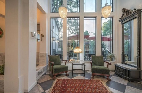 South Central Houston Villa | A luxury guest house with heated swimming pool