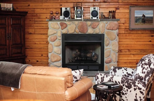 Davisville Cabin | A Luxury King Suite Cabin in the Ozarks