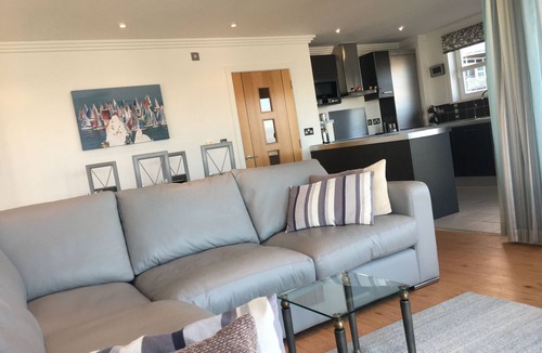 Cowes Apartment | A Luxury Third Floor Waterfront Apartment